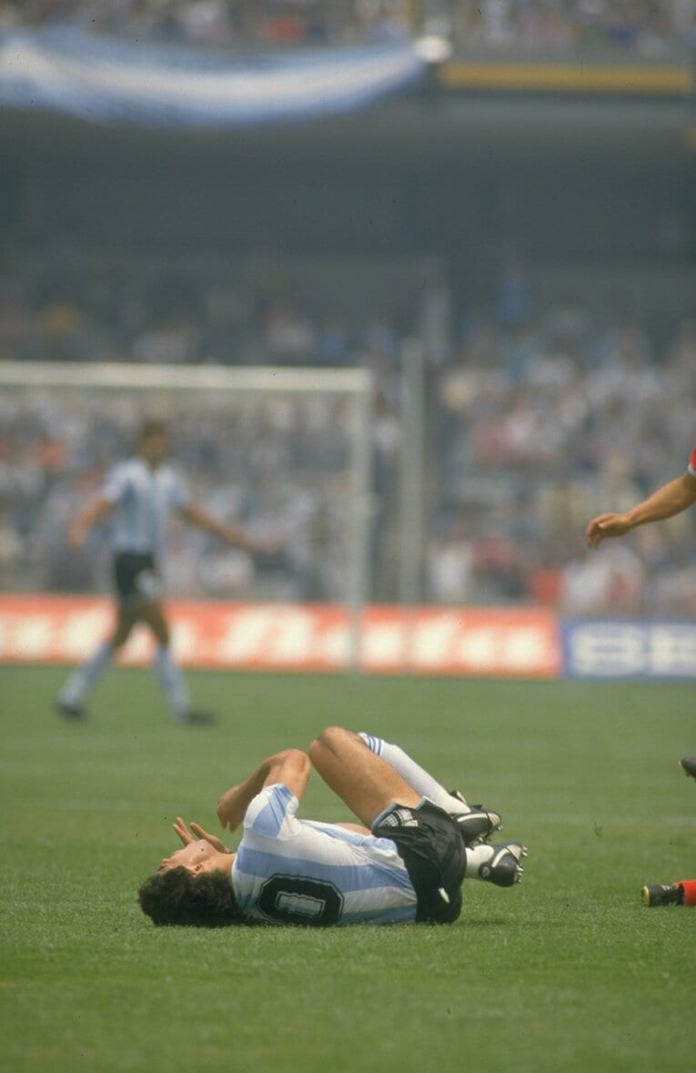 倒れこむマラドーナ　©︎Getty Images