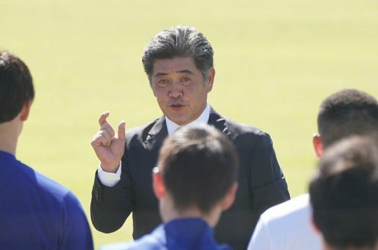 秋季練習で早速選手を前に訓示する中日・工藤監督 ／ photograph by SANKEI SHIMBUN