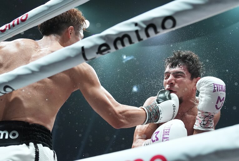 9R、井上尚弥の右アッパー。アフマダリエフのアゴを直撃　©Naoki Fukuda