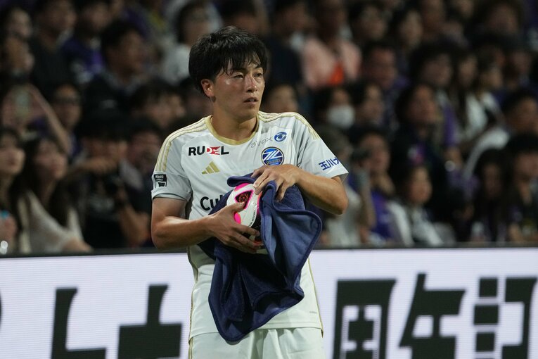 スローインのため、タオルでボールを拭く相馬勇紀　©Masashi Hara