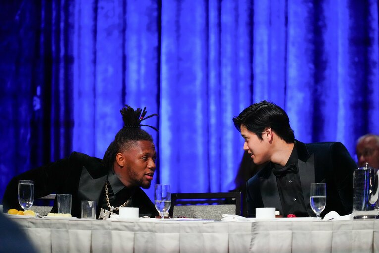 ナ・リーグMVPのアクーニャJr.と直接会話する大谷　©Getty Images