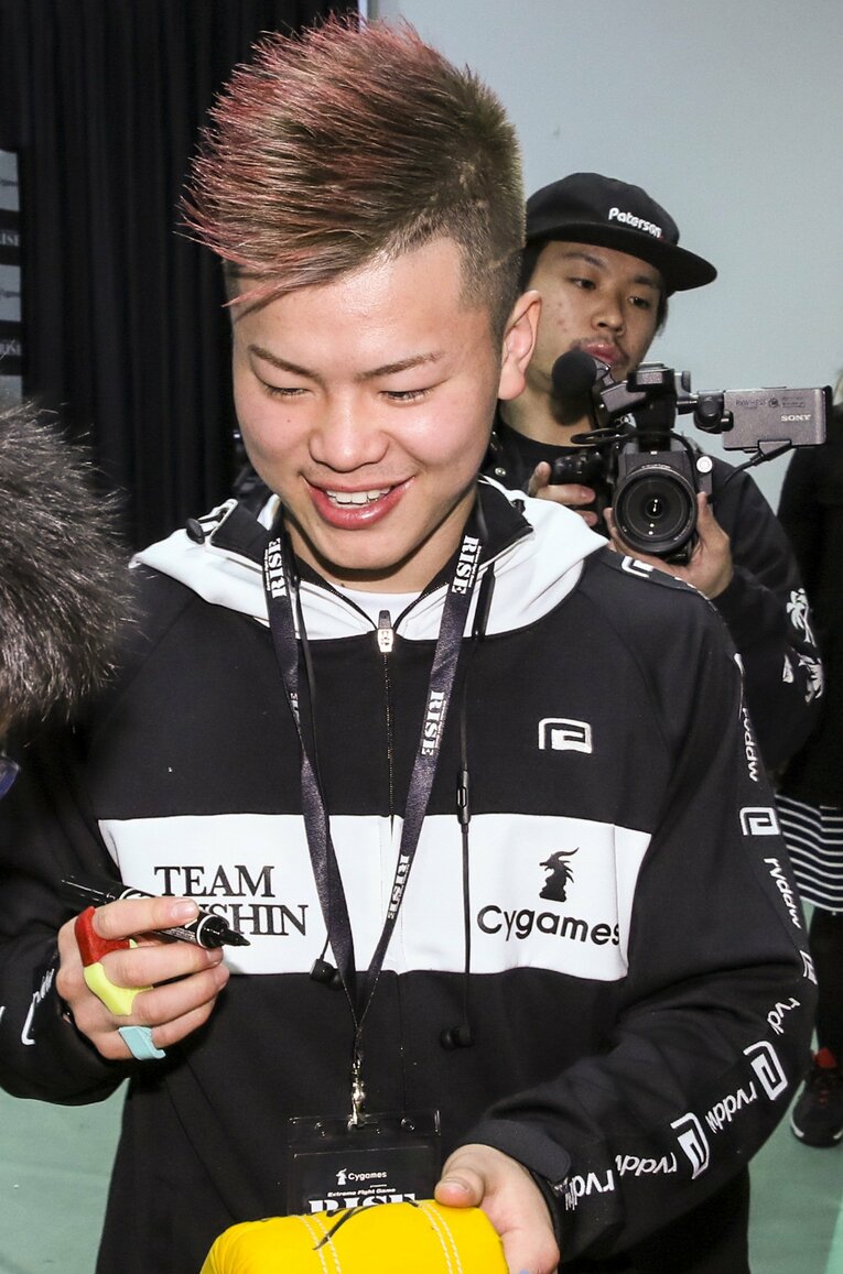 子どもたちの支援活動にも熱心な那須川天心　©Susumu Nagao