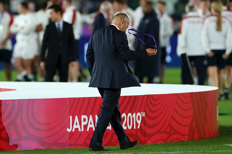 表彰台から降りてまもなく、銀メダルを外したイングランド代表HCエディー・ジョーンズ。その表情から悔しさが滲み出ていた。 ／ photograph by Getty Images