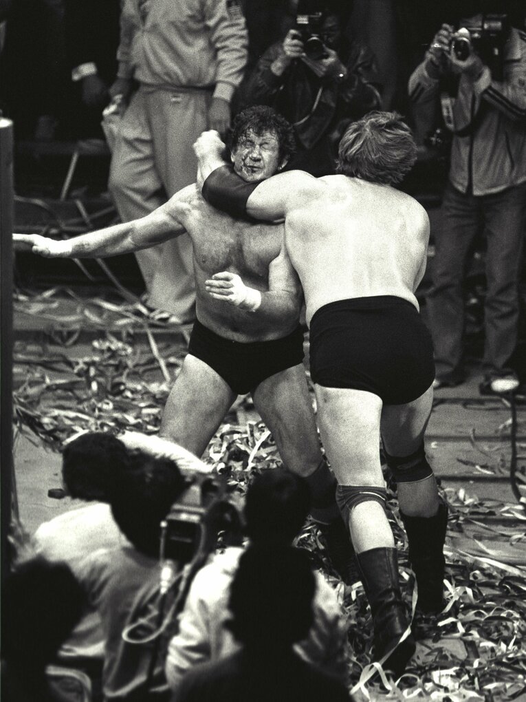 場外でスタン・ハンセンのラリアットを浴びるテリー・ファンク