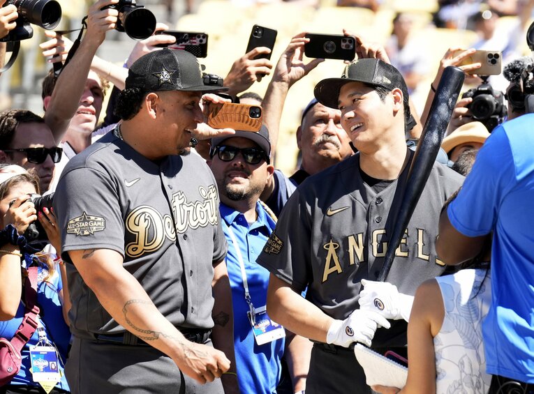 カブレラと笑顔の大谷　©Getty Images
