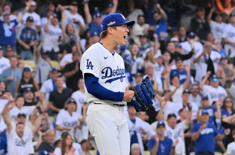 パドレスとの地区シリーズ第5戦、3回のピンチを切り抜け雄叫びをあげる山本由伸 ／ photograph by JIJI PRESS