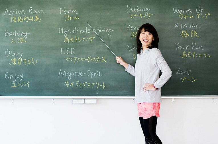 ランに関するAからZまでのトピックを黒板に書き、解説する高橋尚子編集長！ ／ photograph by Atsushi Kondo