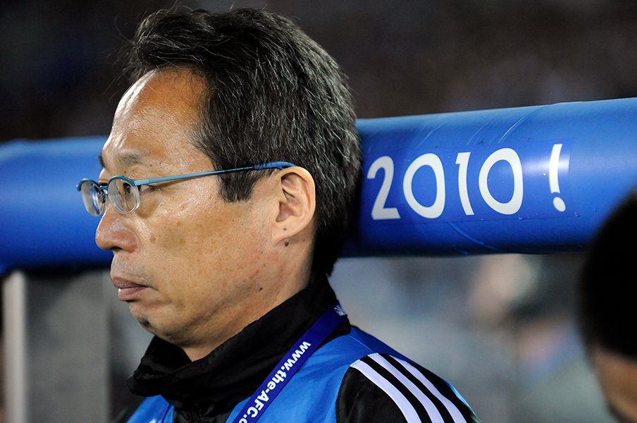 岡田武史「批判する人は成長しない」「(カズ落選に)逃げ隠れする気はない」“解任論のバッシング→W杯16強”勝負師の率直発言<Number Web> photograph by Takuya Sugiyama