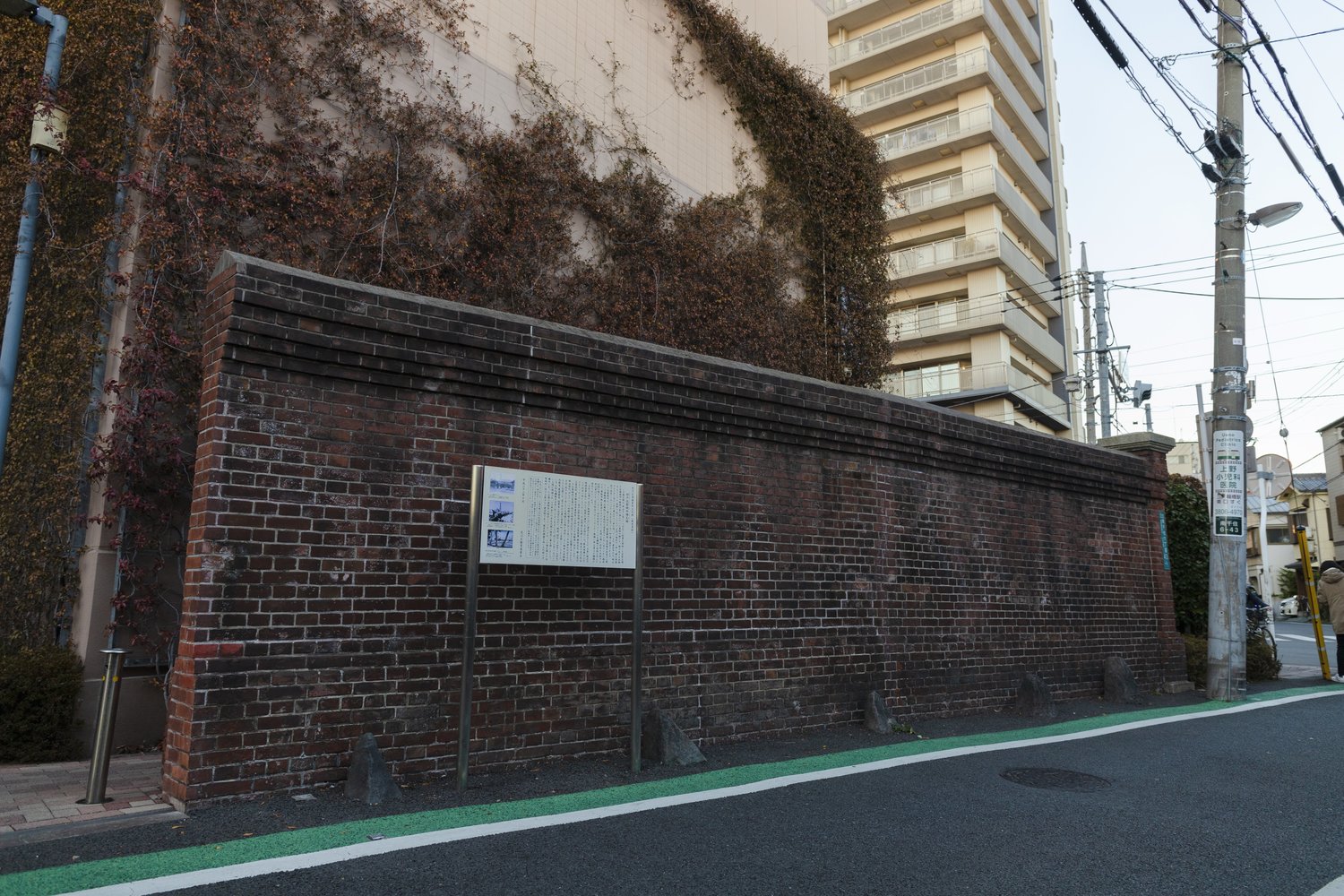 いまも残る千住製絨所の壁