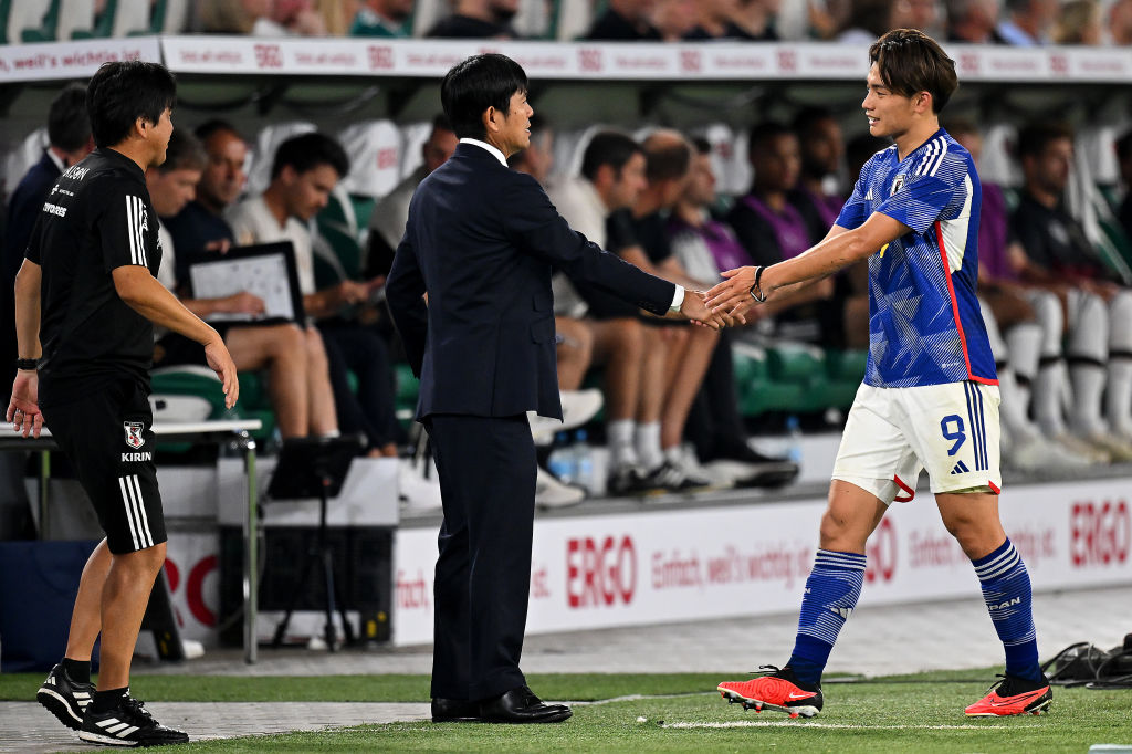 ゴールを挙げた上田綺世の交代時、握手で称える森保監督　©Getty Images