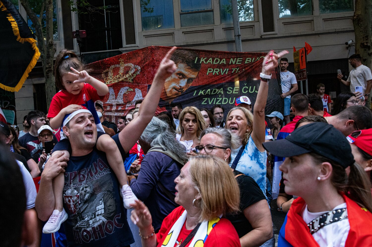 ジョコビッチが収容されるホテルの周辺で、解放を待つメルボルンのファンたち　©Getty Images