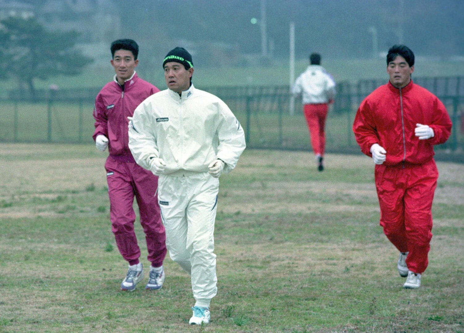 写真は1993年1月の巨人軍多摩川グラウンド、巨人原辰徳（現監督）が長島一茂（右）らとランニングで汗を流す　©KYODO