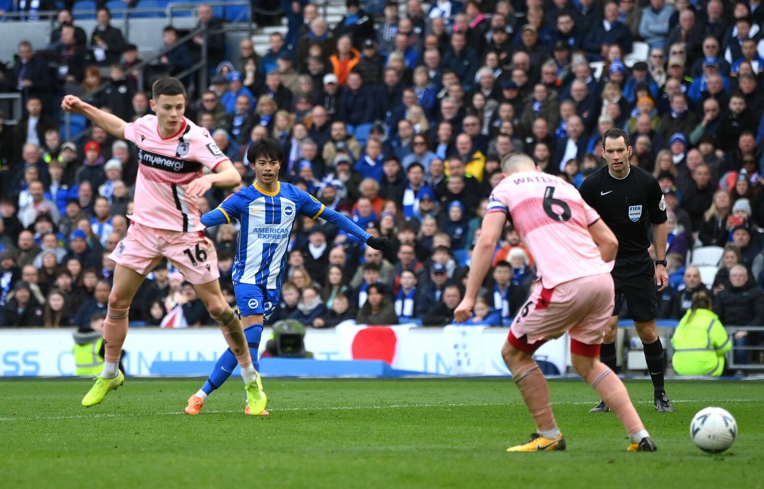 FAカップ準々決勝、グリムズビー戦（英4部）。三笘のシュートは相手DF（6番）の足に当たり、ゴールに吸い込まれていった　©Getty Images