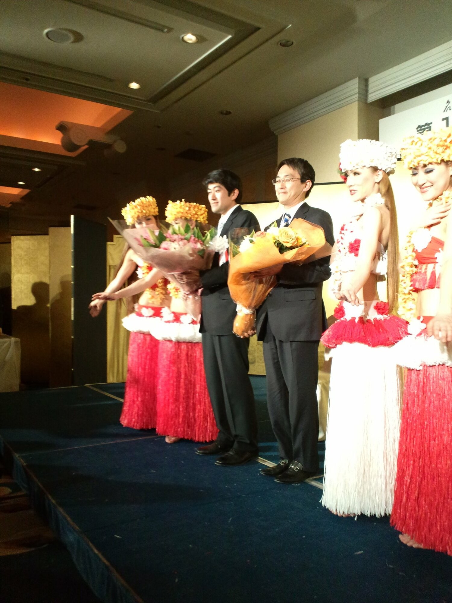 フラガールたちから花束を贈呈された森内と羽生©Noboru Tamaru