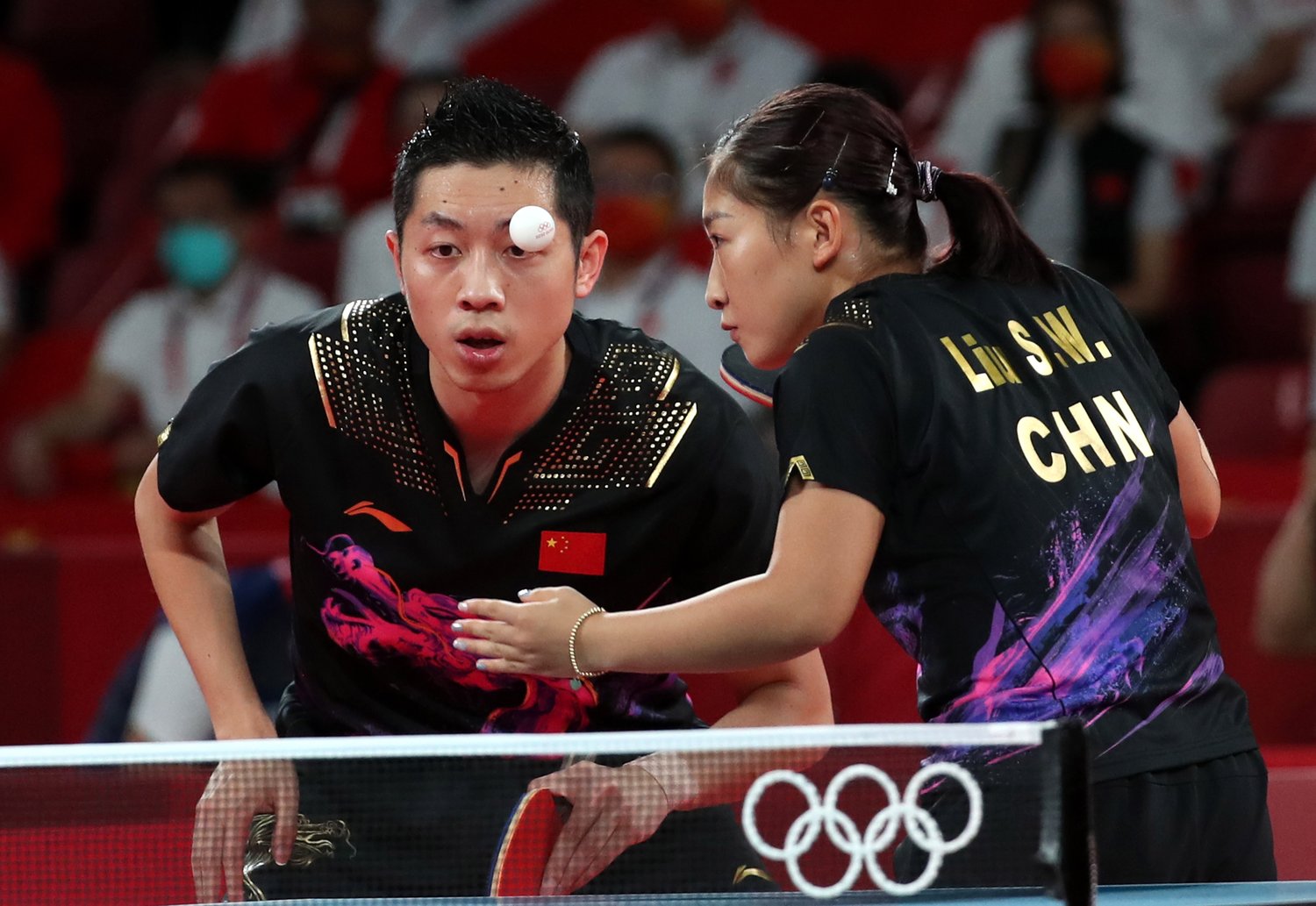 中国の許昕（左）・劉詩雯組。混合ダブルス決勝で水谷隼・伊藤美誠組に敗れ銀メダルだった　©JIJI PRESS