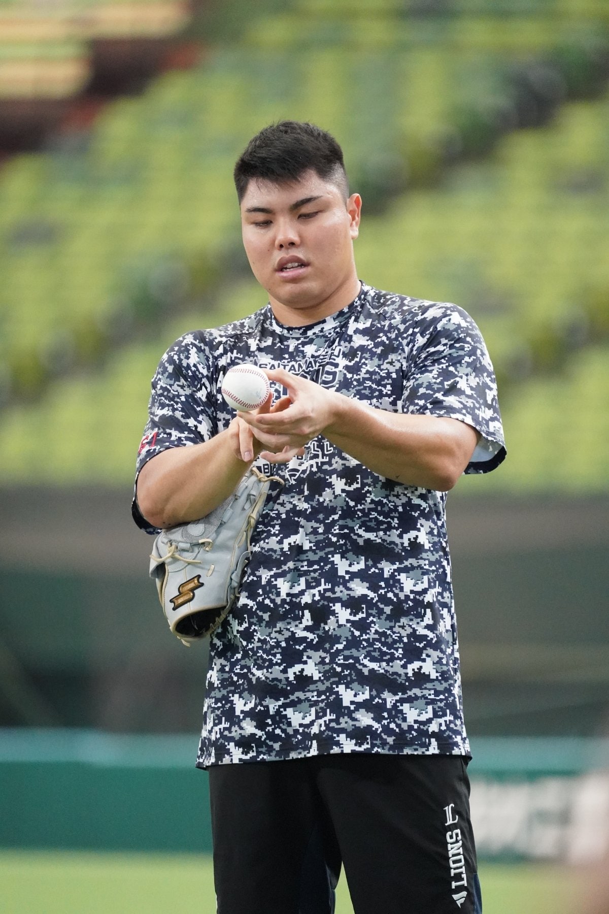 トレーニング中、ボールの指のかかり方を確認する　※球団提供