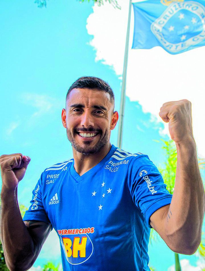 クルゼイロのユニフォームに身を包み、笑顔のルシェウ。事故後最初の目標は「歩けるようになること」だった