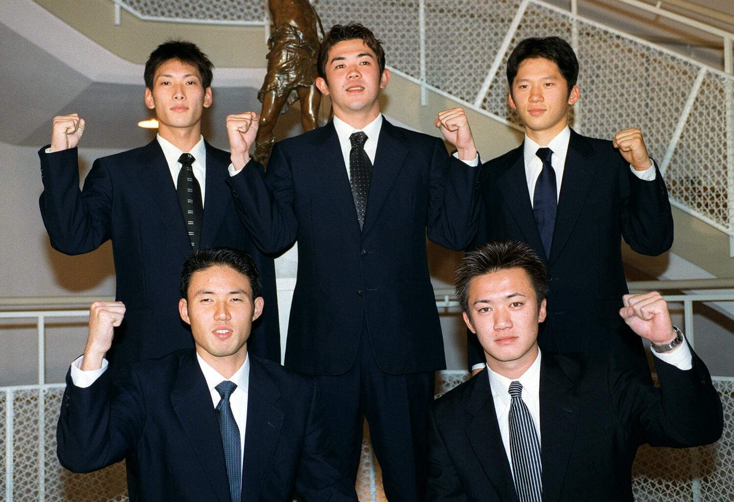 廃部が決まっていた社会人野球・プリンスホテルからは2000年のドラフト会議で西武から1位指名された大沼幸二（後列中央）ら5人が指名を受けた。後列左から水田圭介、1人おいて、福井強、前列左から伊達昌司、長崎伸一　©JIJI PRESS