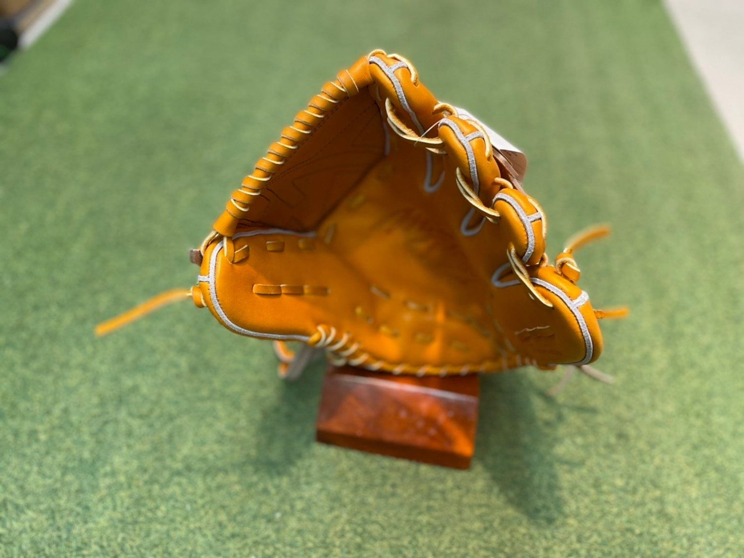 ウェブ（親指と人差し指の間の部分）が真っ平な『前田型』