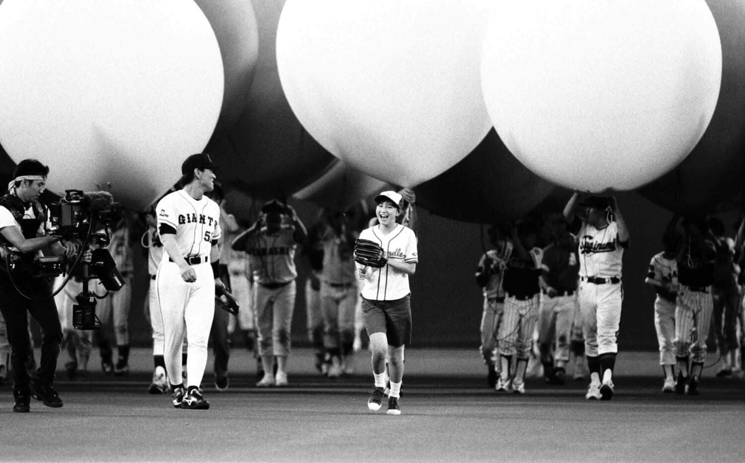 1997年7月24日、オールスター第2戦。始球式に登場した広末涼子。巨人・松井秀喜が笑顔でエスコート　©BUNGEISHUNJU