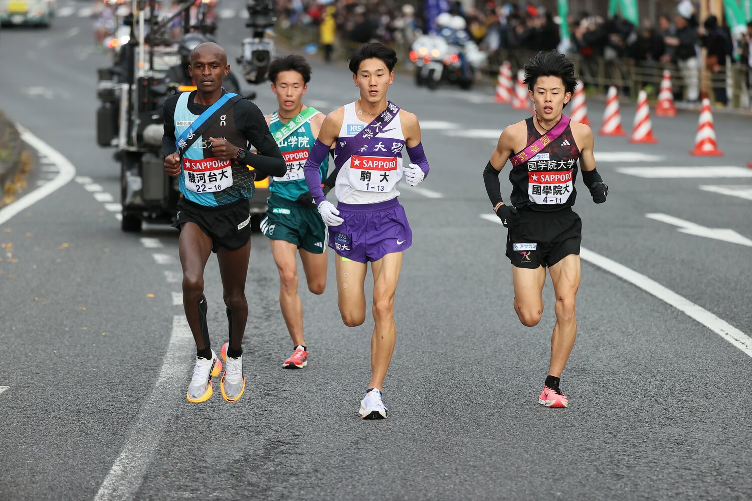 1区を走った主将の伊地知は駒大、青学大らの先頭集団に果敢についていった　©JMPA