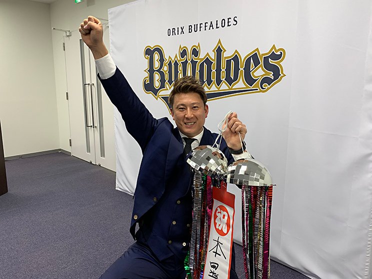 契約更改を終えて、充実の表情で“昇天ポーズ”を決める杉本　©︎Noriko Yonemushi