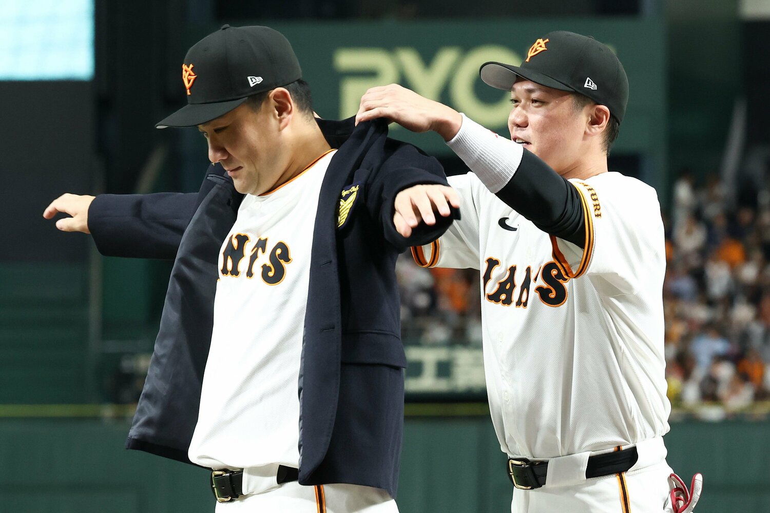 幼馴染の坂本勇人から名球会ブレザーを着せてもらう　©JIJI PRESS