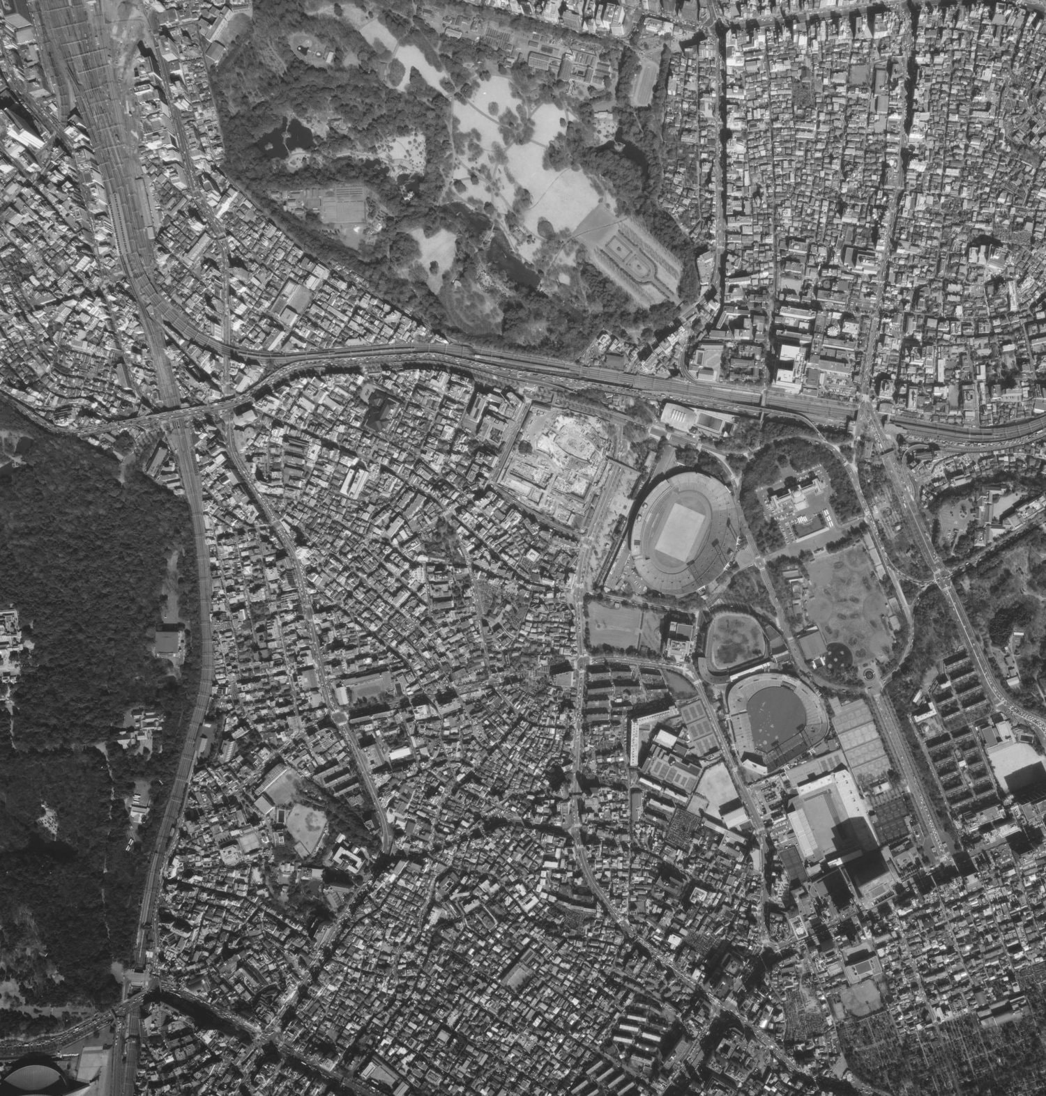 1988年の千駄ケ谷駅付近の航空写真。写真上に新宿御苑があり、その下に中央線の線路、そして写真中央右に旧国立競技場が見える　出典：国土地理院の空中写真