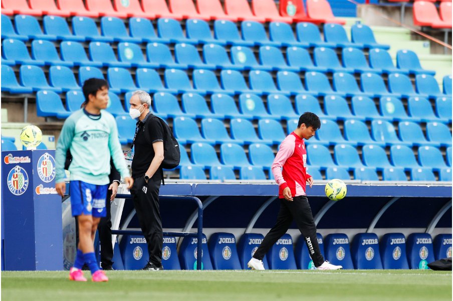 試合前の久保と乾©Daisuke Nakashima