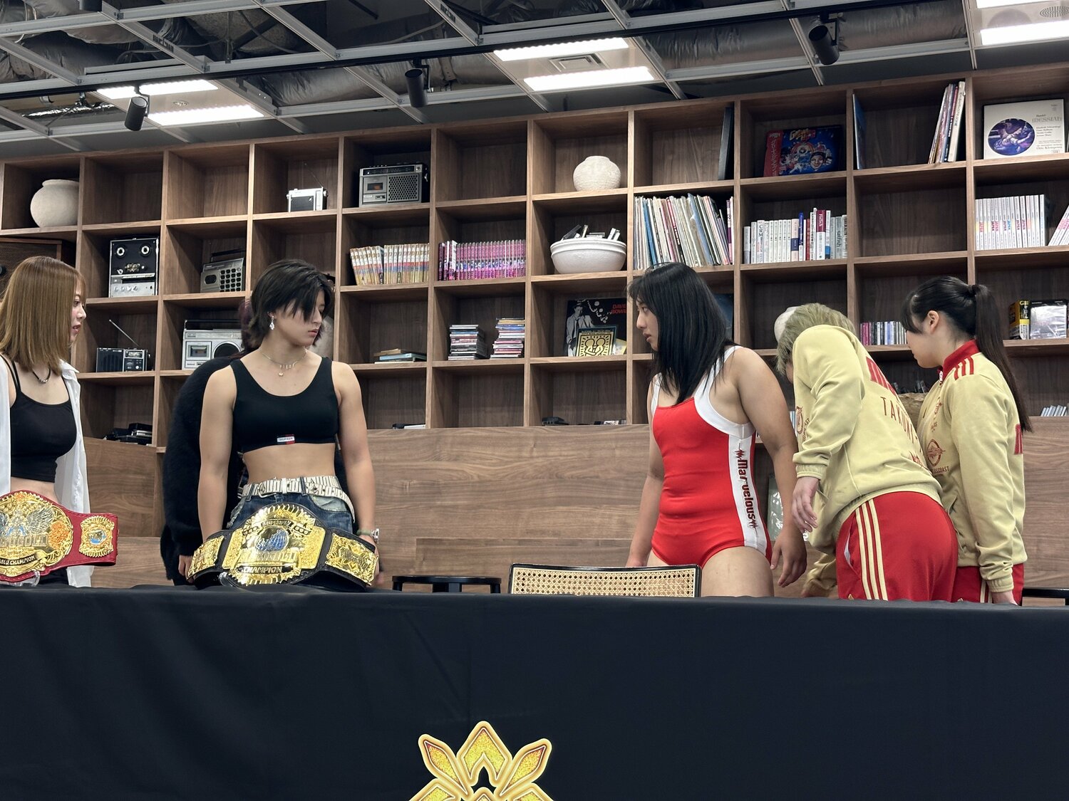 会見でジャージを脱ぎ、臨戦態勢を取る暁と向き合う山岡