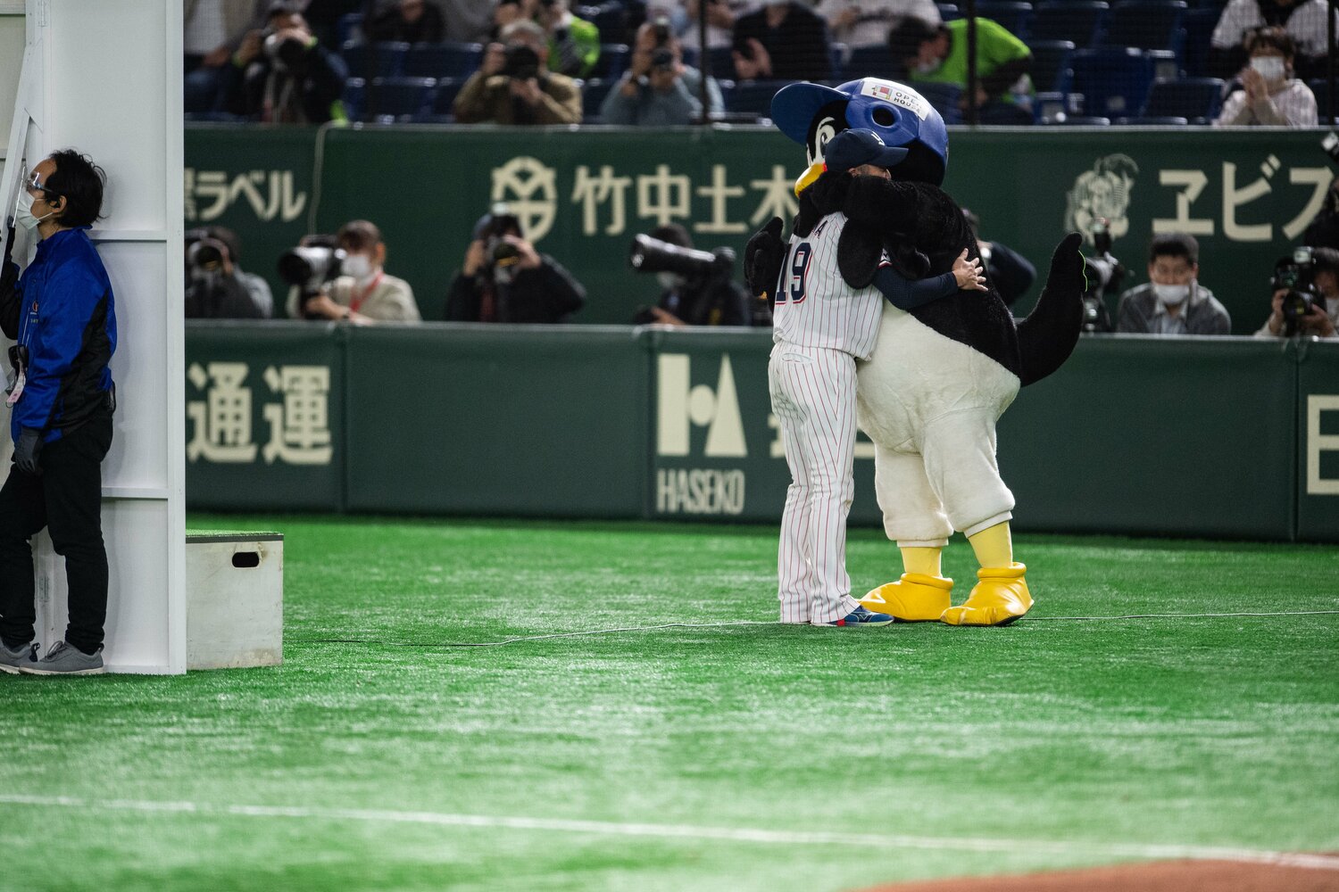 第4戦で勝利投手となった石川と抱き合うつば九郎　©Nanae Suzuki