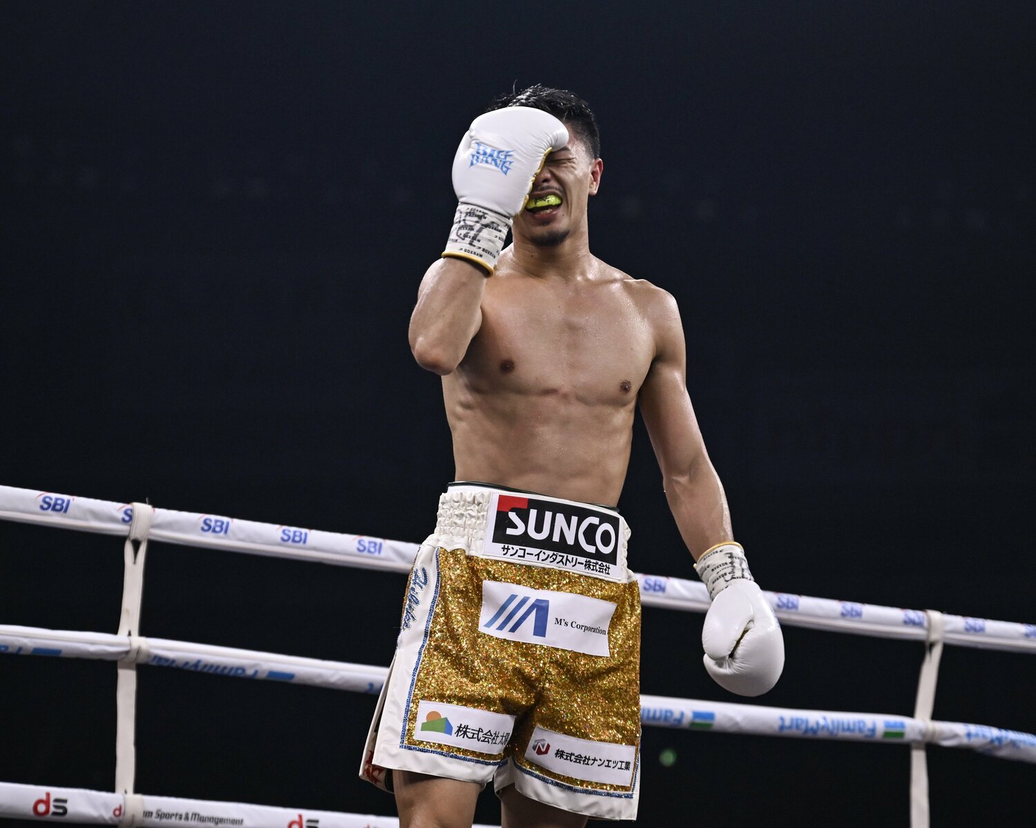 10ラウンド残り1分、バッティングで左目上が切れた中谷潤人　©Hiroaki Finito Yamaguchi