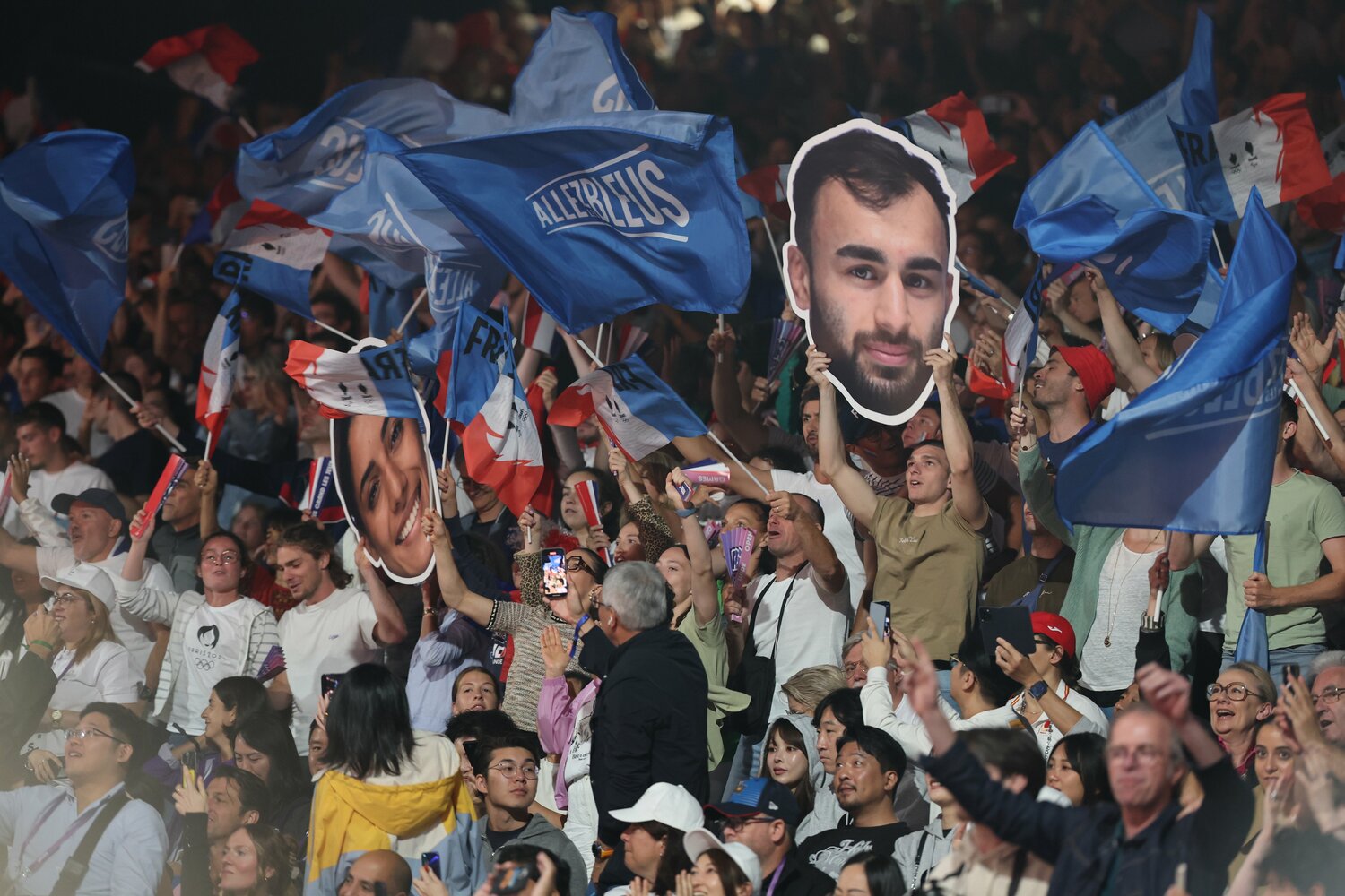 柔道会場の観客席。テレビ観戦中はあまり気に留めていなかったが、「アレ・レ・ブルー」旗ってそういうことだったのか……ちなみに右の顔パネルはムヘイゼ選手（60kg級、好物はオニギリ）　©Tetsuya Higashikawa/JMPA