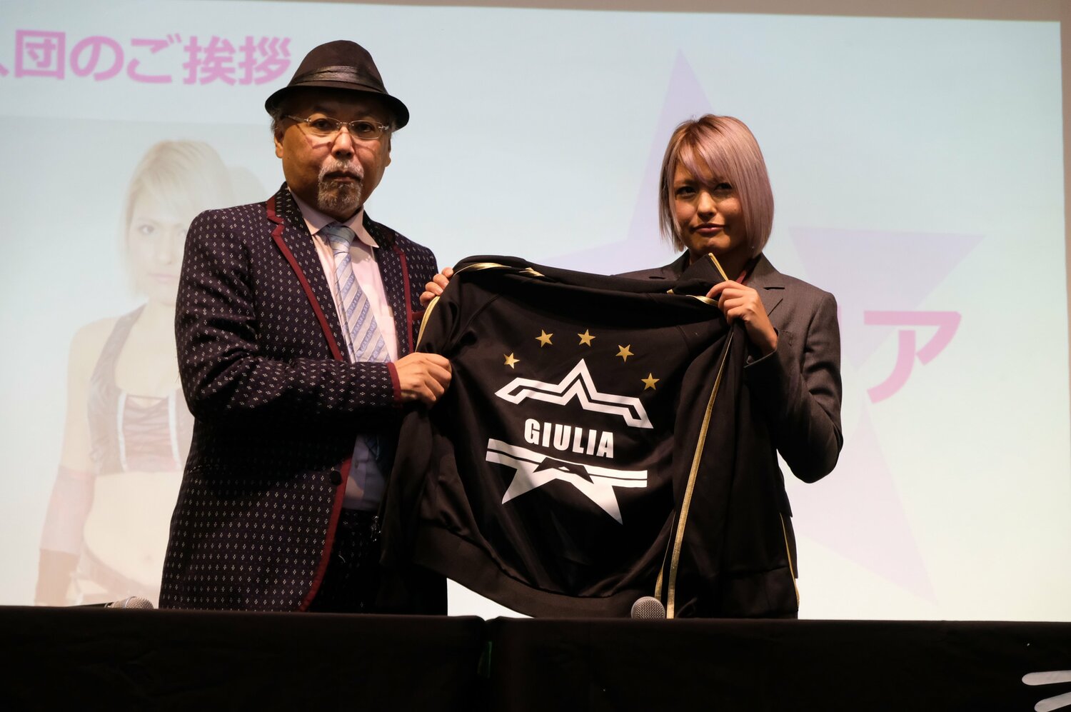 ジュリアのスターダム入団会見の様子