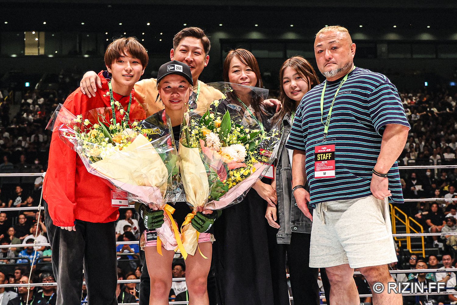 引退セレモニーにて。格闘技人生を支えてきた家族と ©RIZIN FF