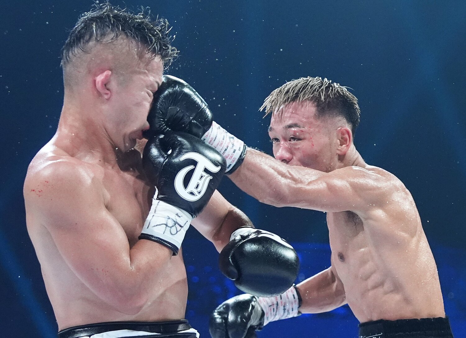 井上拓真の顔面をとらえた堤聖也の左 ©Naoki Fukuda