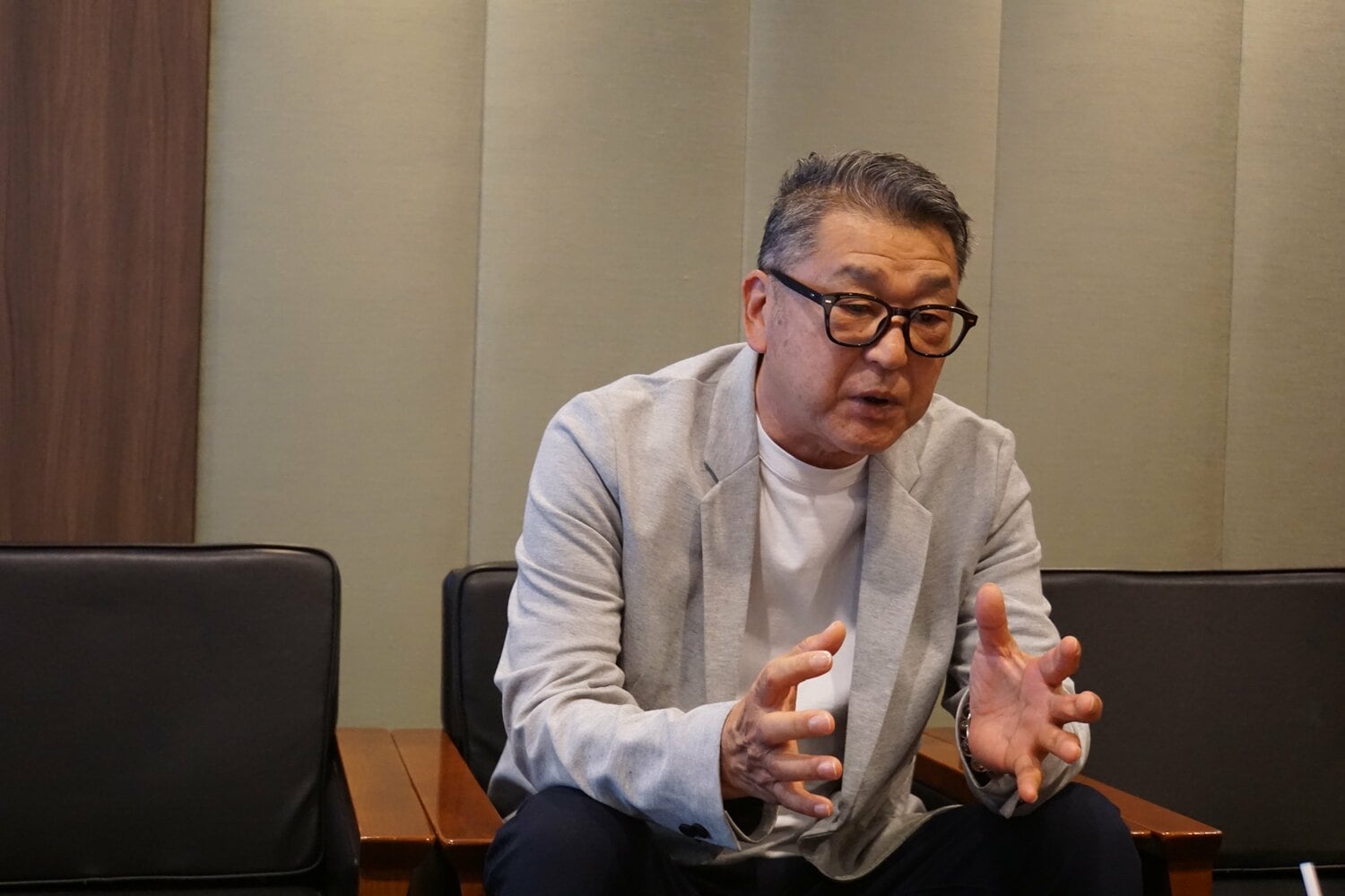 インタビューに応じた岡崎郁 ©NumberWeb