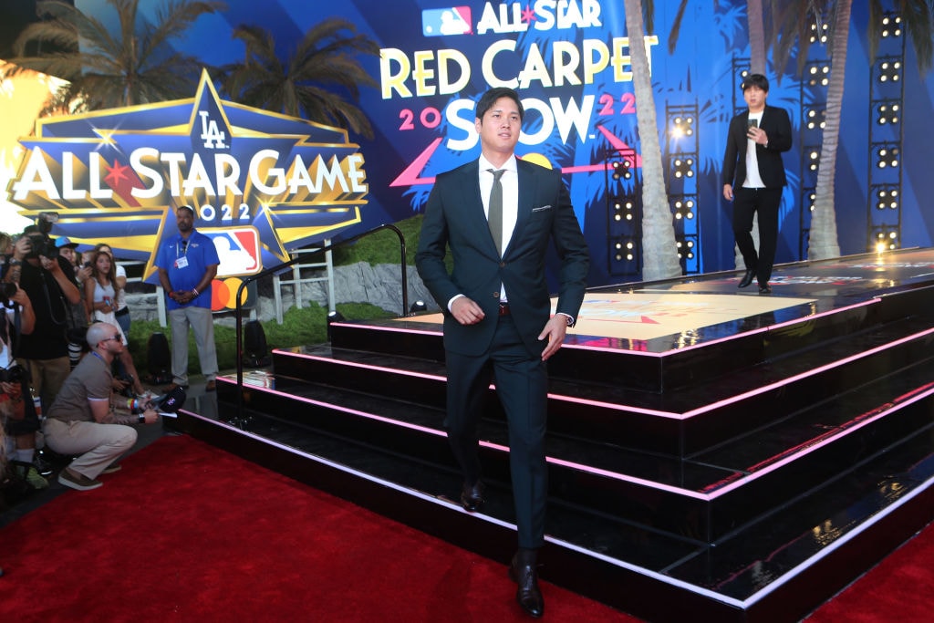 レッドカーペットをスーツ姿で歩いた　©Getty Images