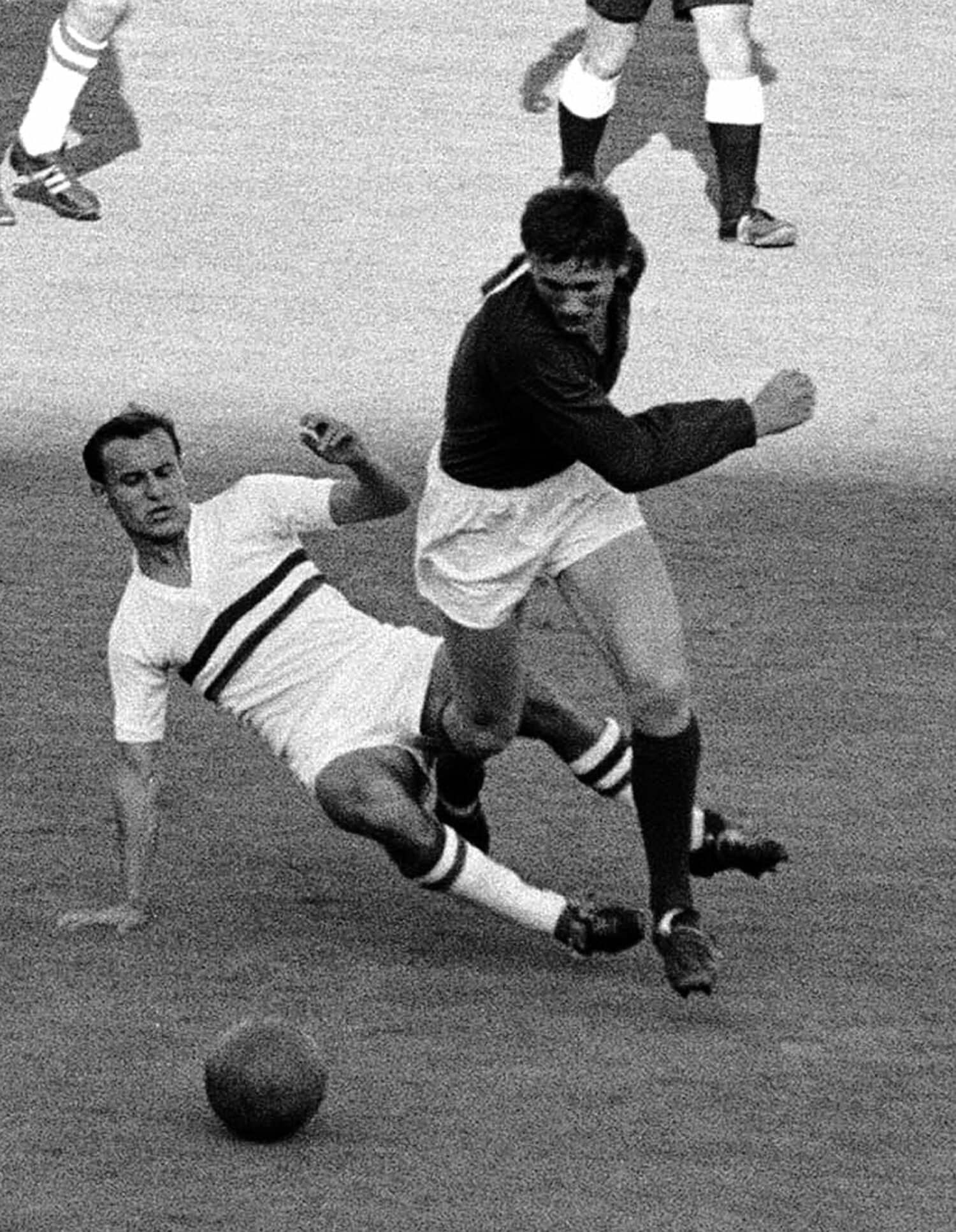 1964年10月15日（東京・駒沢競技場）、ハンガリー代表の厳しいチェックを受けながらボールをキープするユーゴスラビア代表のオシム　©Sankei Shimbun