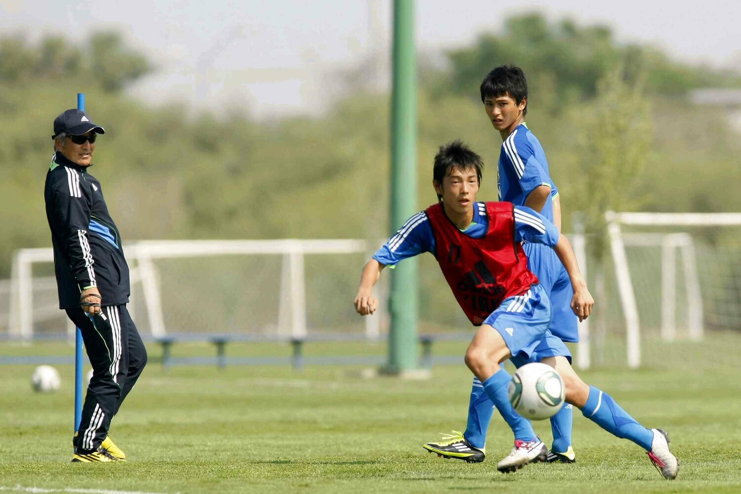 吉武監督（左）が見守るなか、練習に励む中島翔哉と南野拓実（2011年）　©︎MEXSPORT/AFLO