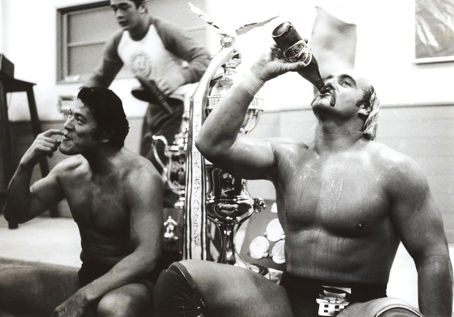 第3回MSGタッグリーグ戦に優勝してアントニオ猪木の傍らでビールを飲むハルク・ホーガン。1982年12月10日、蔵前国技館　©Essei Hara