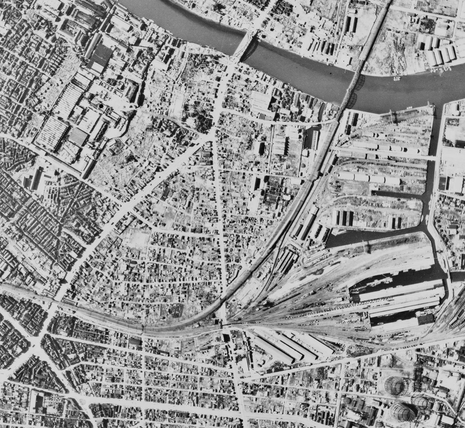 戦後間もない、1947年の南千住付近の航空写真。まだ東京スタジアムは出来ていない。左上の工場の一角に千住製絨所があった　出典：国土地理院の空中写真