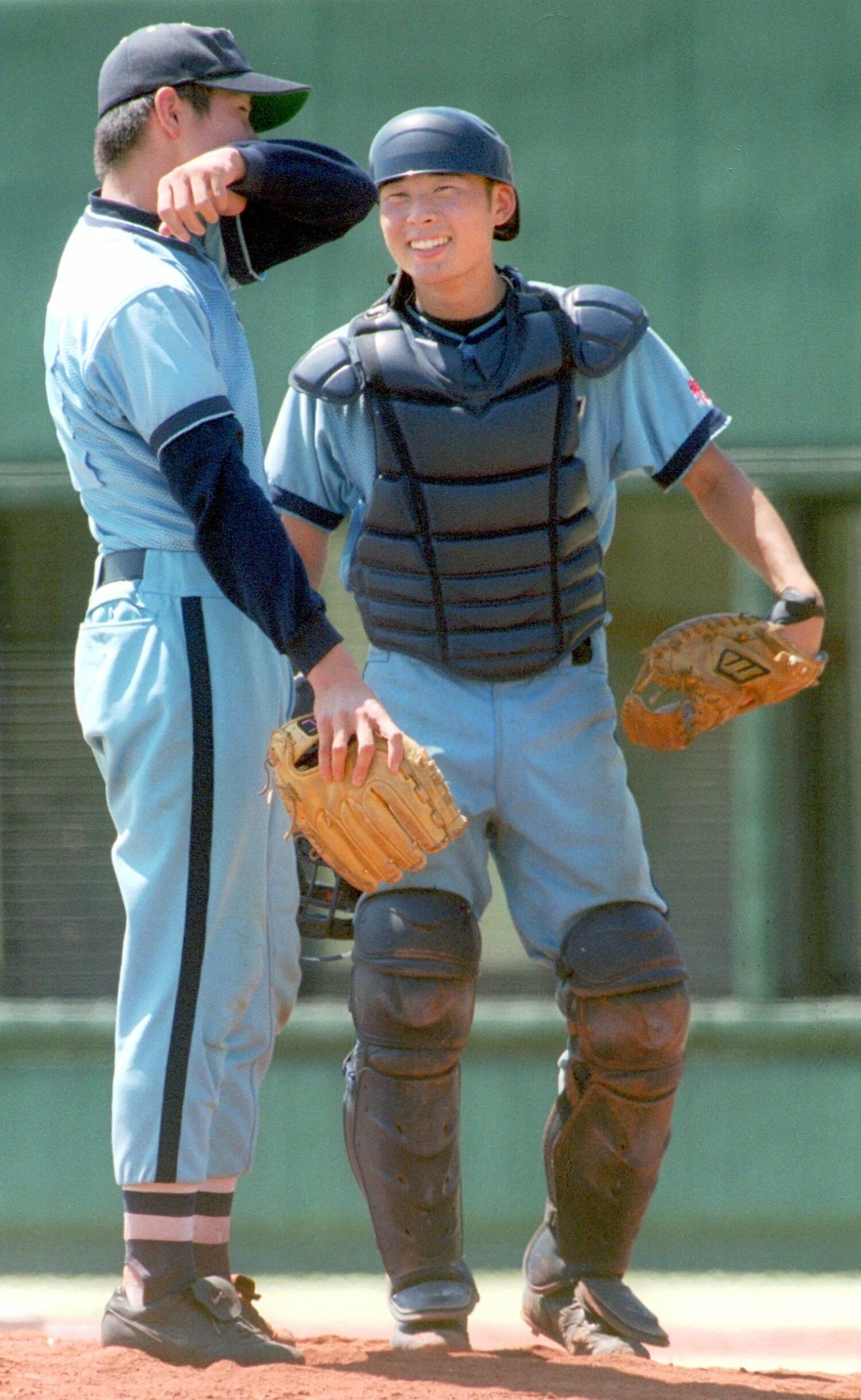 横浜商高時代の山口（左）。高3の夏は横浜高に敗れ、甲子園に縁はなかった　©Sankei Shimbun