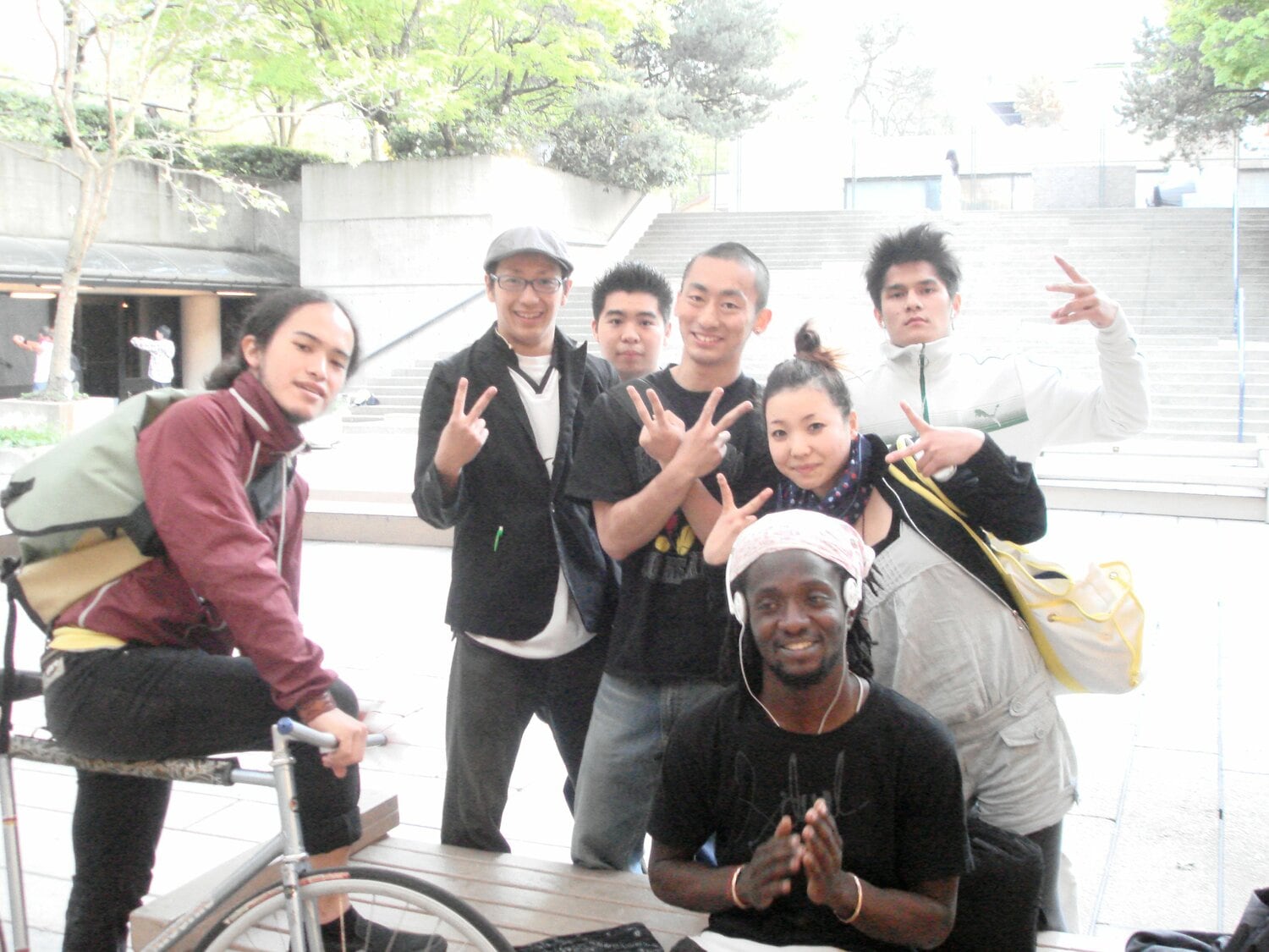 カナダ留学時代（2005年、一番右中央が福島さん）　写真は本人提供