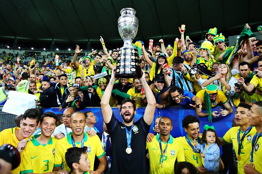 ブラジルを「解放」したコパ優勝。リオは季節外れのカーニバル状態に。＜Number Web＞ photograph by Getty Images