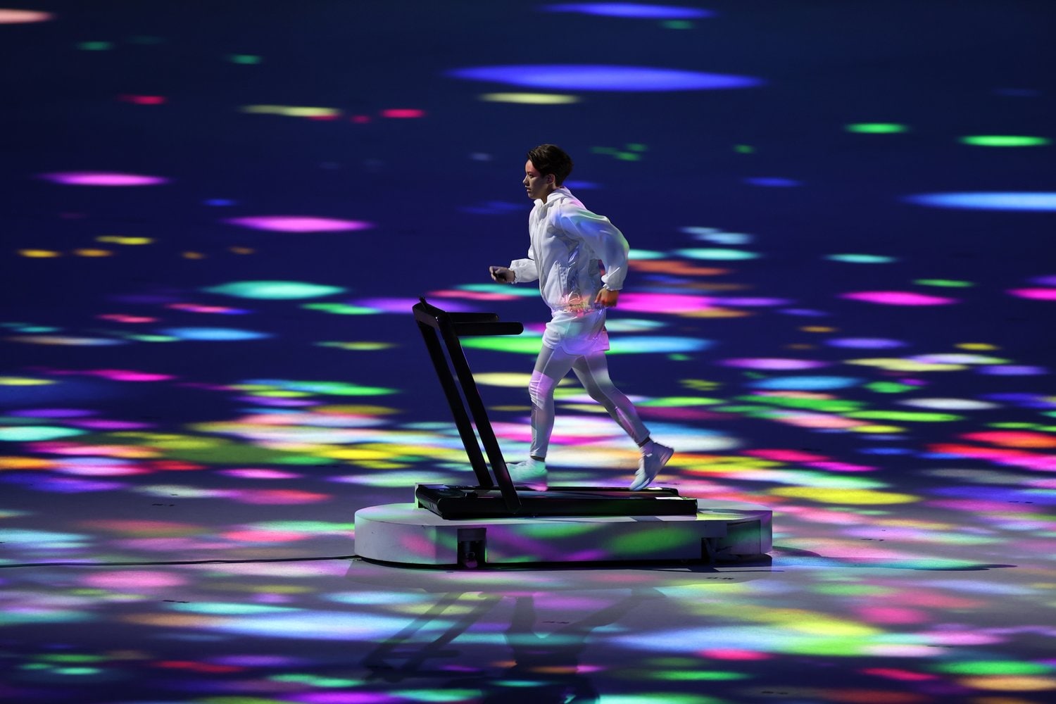 東京五輪開会式にてパフォーマンスを行った津端　©Getty Images