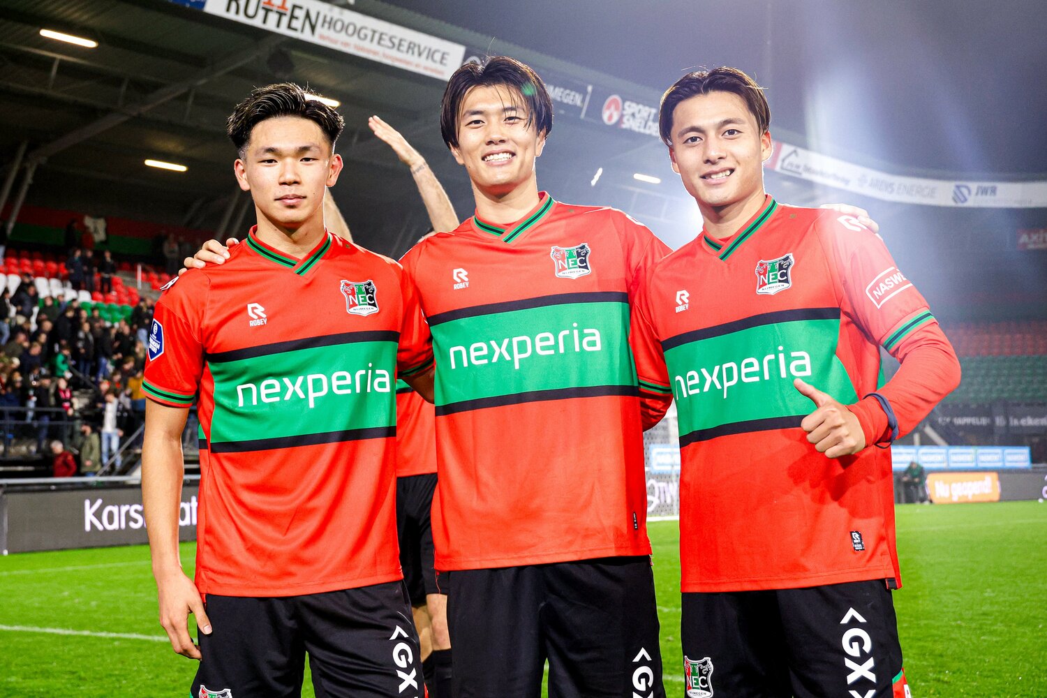 NECナイメヘンに所属している小川航基(写真中央)、佐野航大(右)と塩貝。3人ともカルロス・アルバースTDが獲得した ©AFLO