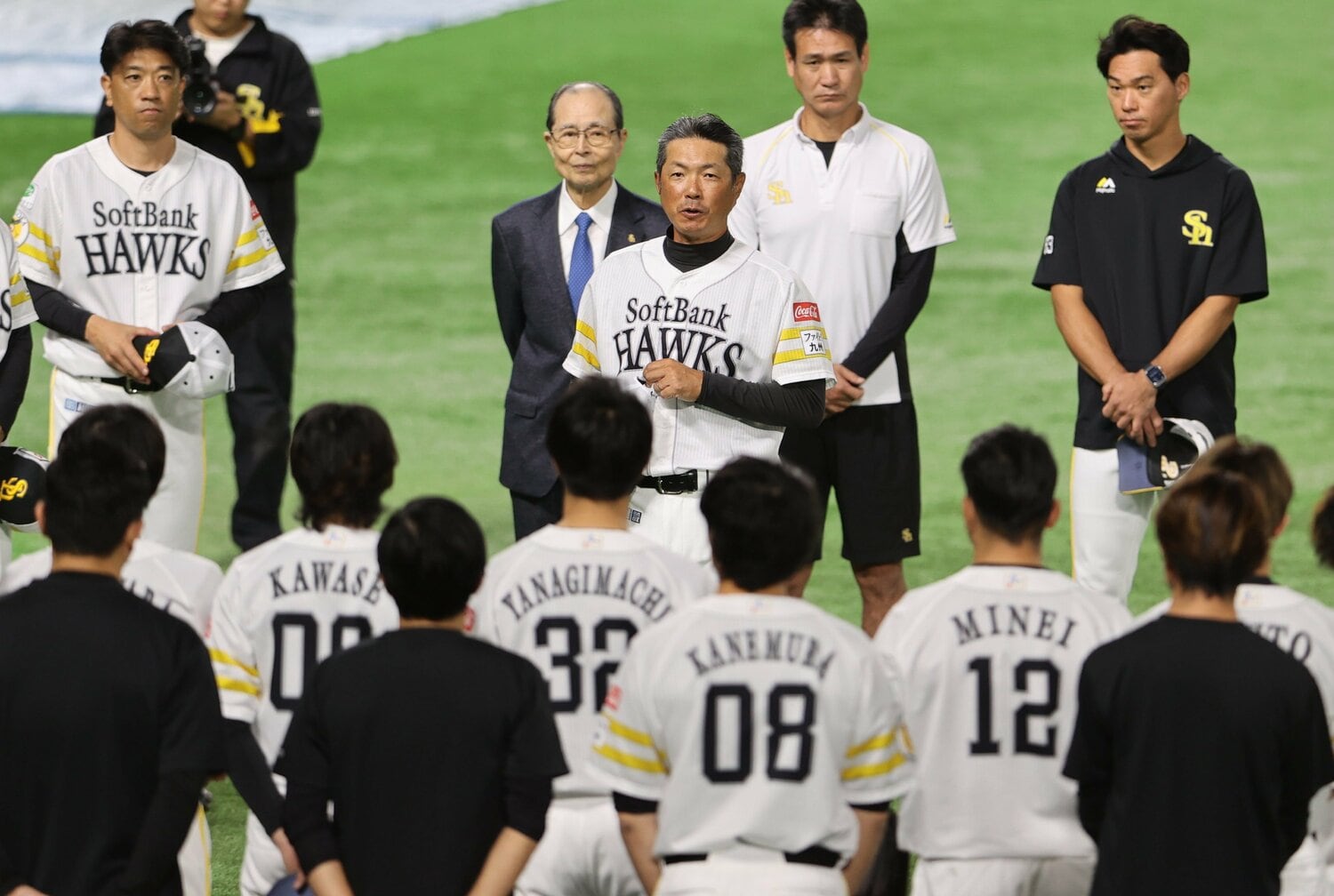 10月23日、全体練習の前にナインに挨拶をする小久保裕紀新監督 ©JIJI PRESS