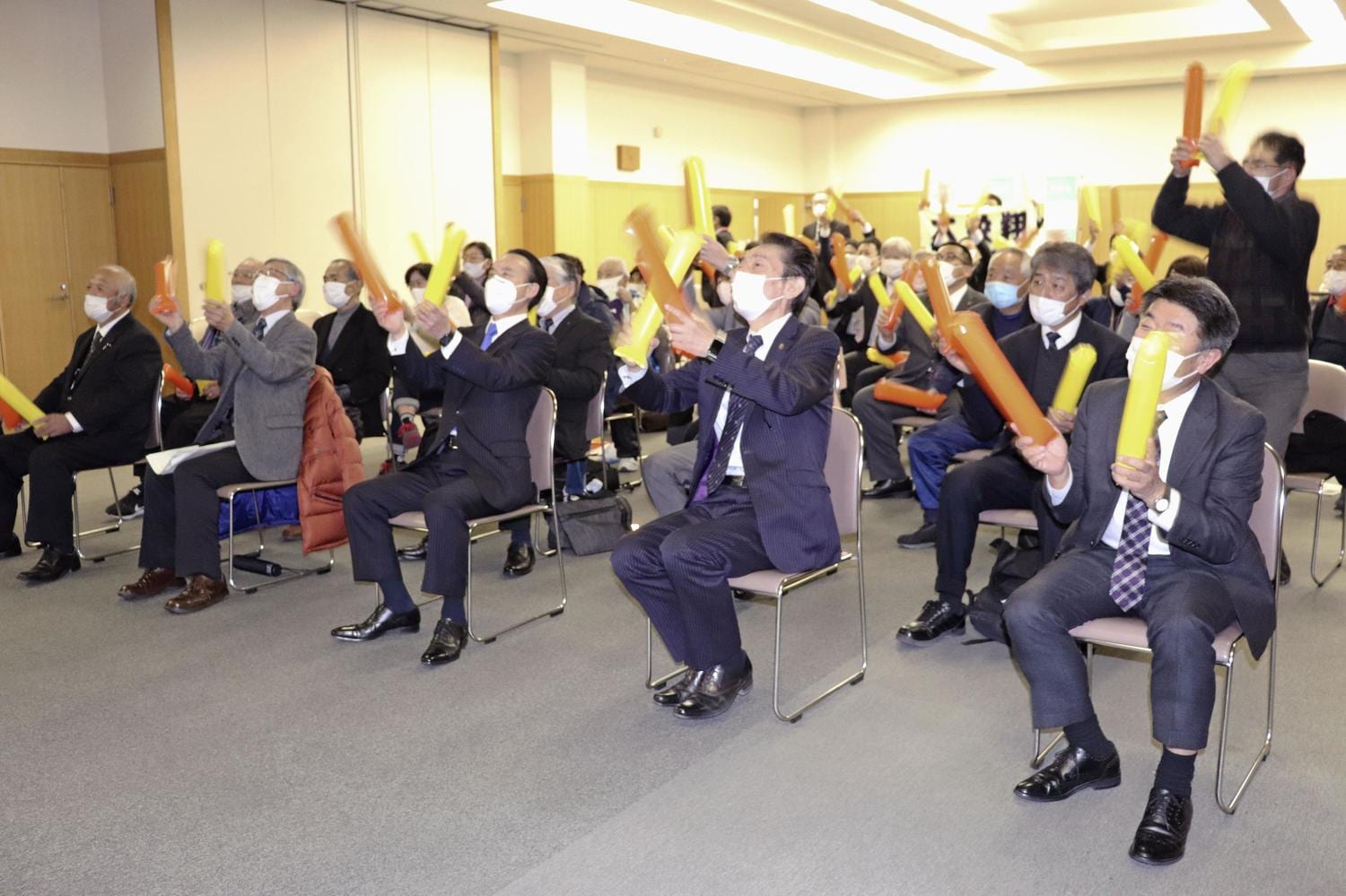 埼玉県朝霞市役所で開かれた初場所千秋楽のパブリックビューイングで、大栄翔の初優勝を喜ぶ人たち　©KYODO