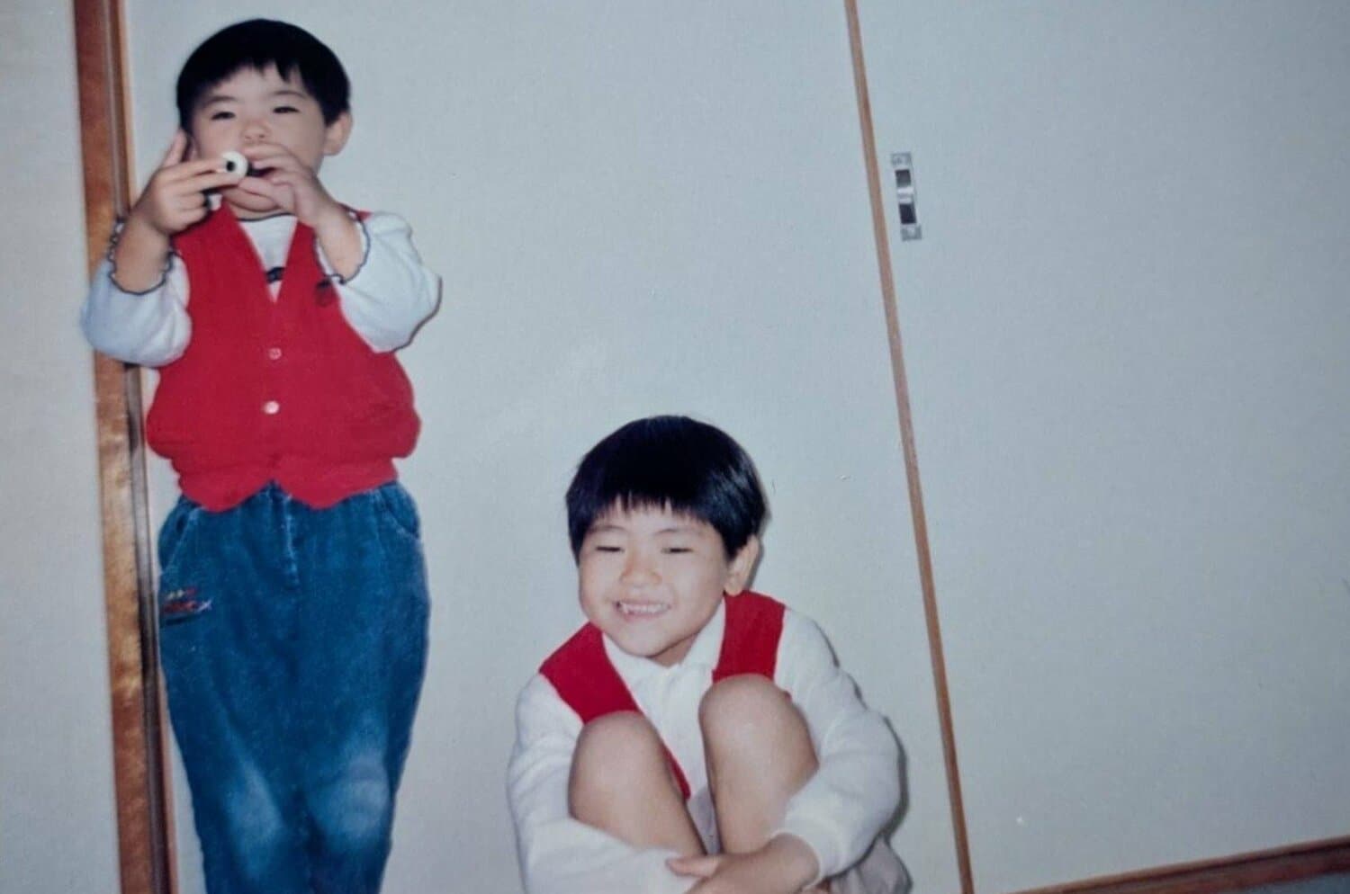 島村春世の幼少時代　（左、写真＝母・伊緒里さん提供）